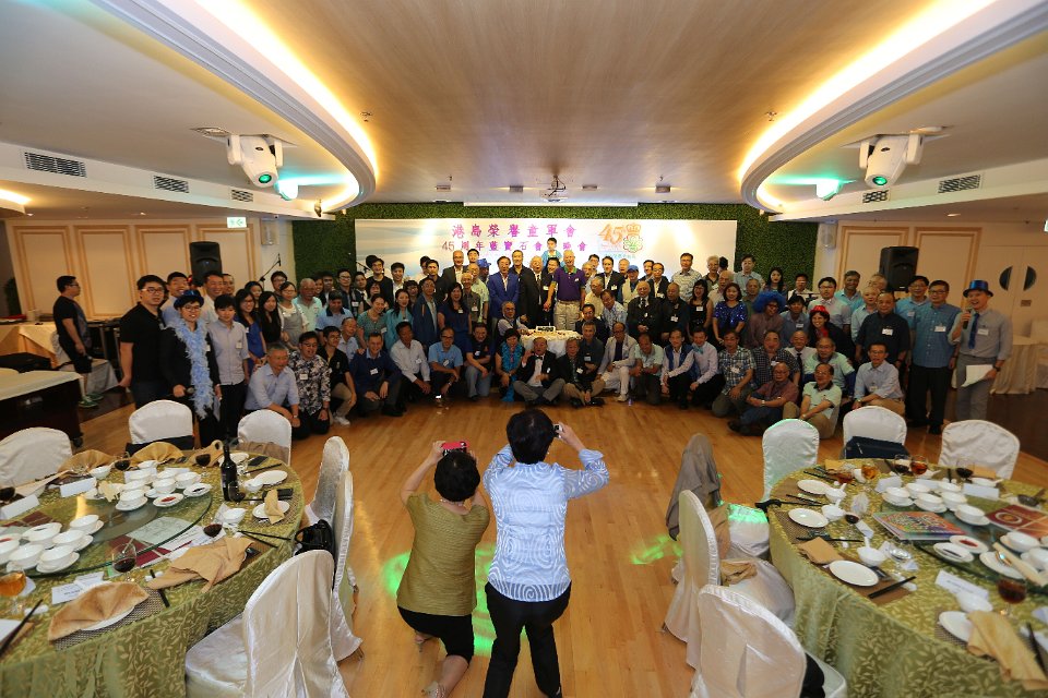 04 taking group photo